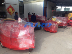 福瑞得機(jī)械座駕壓路機(jī)、大容量灌縫機(jī)，小型灌縫機(jī)包裝完畢準(zhǔn)備發(fā)貨