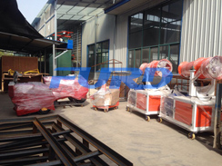 福瑞得機(jī)械壓路機(jī)、二次結(jié)構(gòu)澆注機(jī)、霧炮準(zhǔn)備發(fā)貨