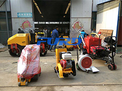 七月，福瑞得灌縫機、灌縫膠等路面養(yǎng)護設備發(fā)貨忙