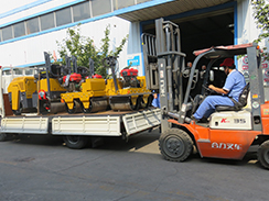 福瑞得機(jī)械4臺(tái)小型壓路機(jī)裝車發(fā)往河南。